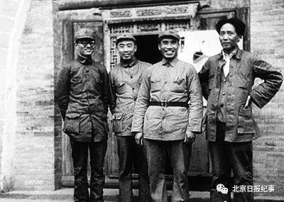 毛泽东、朱德、周恩来、博古在陕北合影。