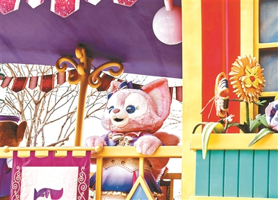 　　目前，上海迪士尼“达菲家族”共有7个IP卡通形象，除星黛露引起一定关注外，其他形象均人气平平。如今，玲娜贝儿因衍生品被炒至天价等事件频登热搜成“顶流”，由此也引发了网友关于虚拟偶像的广泛讨论。