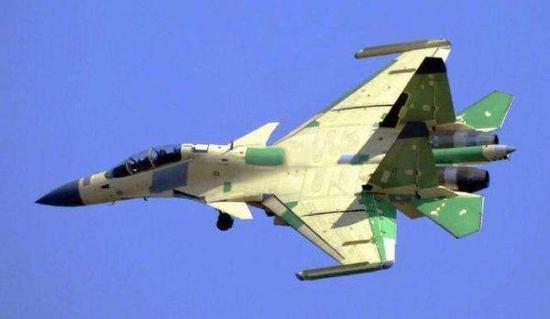 资料图片：网络上流传的歼-15D电子战机照片，翼尖挂有新型吊舱。（图片来源于网络）