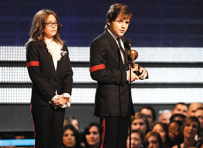 迈克尔·杰克逊荣获“第52届格莱美奖”终身成就奖，由其子女普林斯·杰克逊、帕丽斯·杰克逊代领。