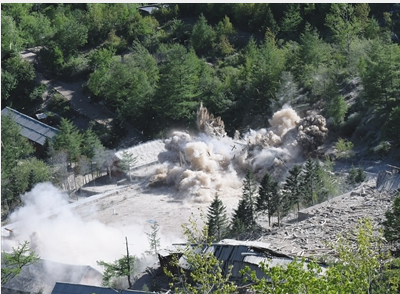 　　5月24日，朝鲜在咸镜北道吉州郡的丰溪里核试验场对多条坑道和附属设施进行爆破，并宣布正式废弃这座核试验场。&nbsp; 新华社记者 程大雨 摄