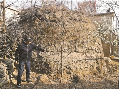 原燕山文物管理所所长王德恒就宝顶进行考察，宝顶南侧为民房，东侧为院墙