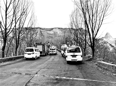 多辆救援车辆赶往垮塌现场 摄影/本报记者 付垚