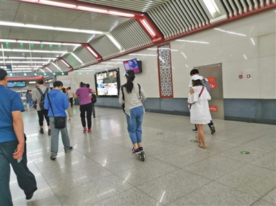 有乘客在站内用滑板车。新京报记者 裴剑飞 摄