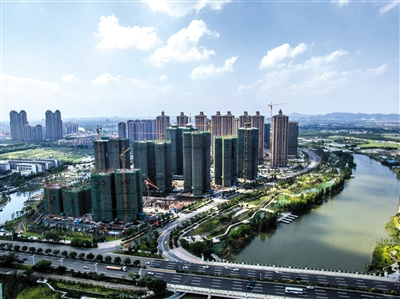 　　在分析人士看来，土地供应减少加剧房企拿地补仓意愿。尤其是在广州、深圳拿地门槛较高的情况下，佛山成为房企布局的“重镇”。图/视觉中国
