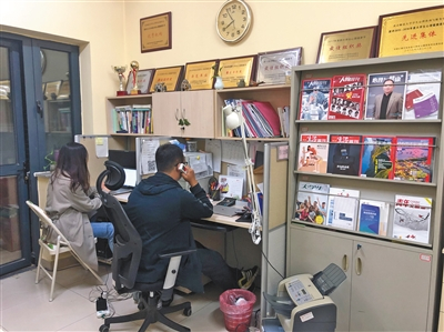 　　北京师范大学校内，雪绒花学生心理帮助热线的“办公区”，钟伟接听着电话，偶尔可以听到他的问询和劝导。新京报记者 张静姝 摄