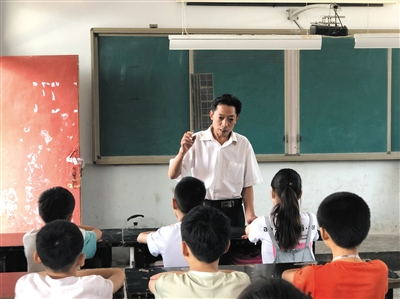 　　张锦文 58岁，河南新乡辉县人。1978年，放弃参加高考的机会，成为了一名民办教师，守望大山41年，先后被评为国家级骨干教师、河南省特级教师。不到三百人的小小村落，先后走出三十多位本科生、研究生、博士生。新京报记者 田杰雄 摄