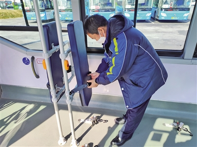 每次发车前司机都要反复检查安全带等是否牢固。