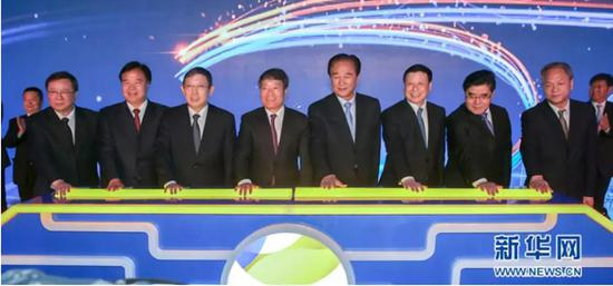 2016年11月26日，国家发展和改革委员会主任徐绍史（前左四）、新华社社长蔡名照（前右四）、上海市委副书记、市长杨雄（前左三）、上海市委副书记、常务副市长应勇（前右三）等嘉宾共同启动上海石油天然气交易中心。新华社记者裴鑫摄