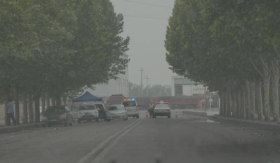 7月11日，进入企业的两条道路被路政、交警的车辆封堵。新京报首席记者 陈杰&nbsp;摄