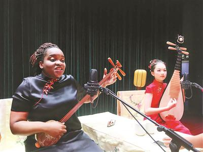 诺贝拉与娇娇登台演出苏州评弹供图/周红