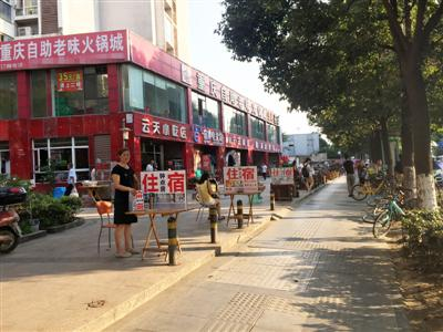 原标题：业主大战民宿一居民倒地送医 成都一小区要投票驱逐民宿