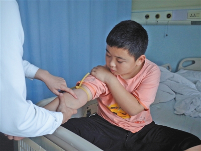 　　9月8日，北京大学人民医院清河分院住院部，路子宽在病房注射重组人粒细胞刺激因子注射液。本版摄影/新京报记者 陈婉婷
