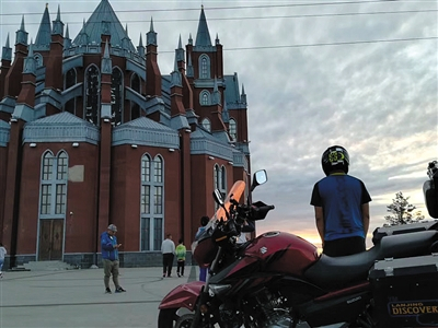 周浩在内蒙古骑行途中观看远处的晚霞。