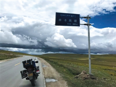 2018年周浩骑行至申卡岗坡。