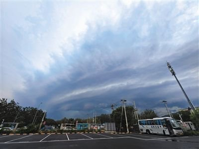 6月28日,北京,香泉环岛,巨大的积雨云在上空快速移动.