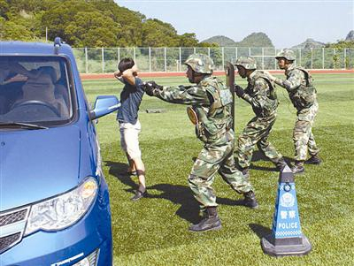 崇左市边防支队官兵开展车辆盘查训练。