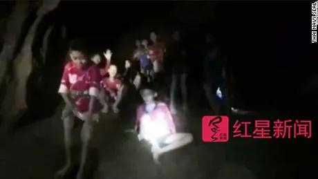 ▲救援人员发现了被困在洞穴内的少年足球队成员 &nbsp; 图据CNN