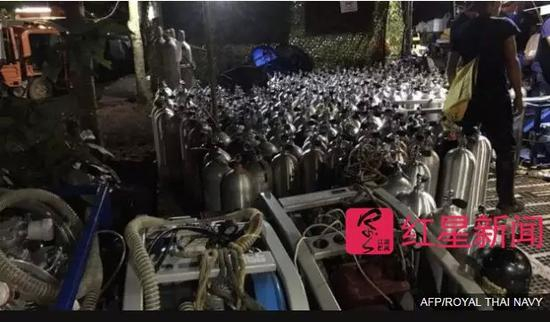 ▲洞穴外准备的氧气罐 &nbsp;图据AFP
