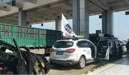 ▲神鹰救援队在收费站被卡。 图/大河网