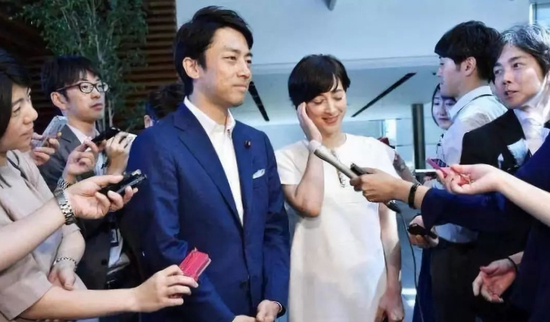 ▲小泉进次郎接受采访。图片来自新京报网。