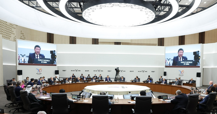 当地时间10月31日上午,亚太经合组织第三十二次领导人非正式会议第一阶段会议在韩国庆州和白会议中心举行。国家主席习近平出席会议并发表题为《共建普惠包容的开放型亚太经济》的重要讲话。