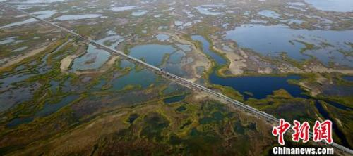 建设中的格库铁路新疆段。中铁一局格库铁路新疆段PJS标项目经理部