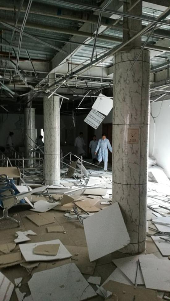 凤凰医院职工称，体检中心遭到“打砸”。经警方调查，是房东拆除吊顶。 凤凰医院医生供图