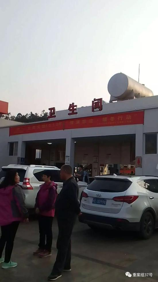 ▲小白营停车区黄德军脱逃的厕所。&nbsp;&nbsp;&nbsp;&nbsp;受访者供图