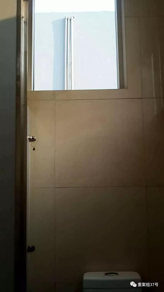 ▲小白营停车区厕所间内的窗户。&nbsp;&nbsp;&nbsp;&nbsp;受访者供图
