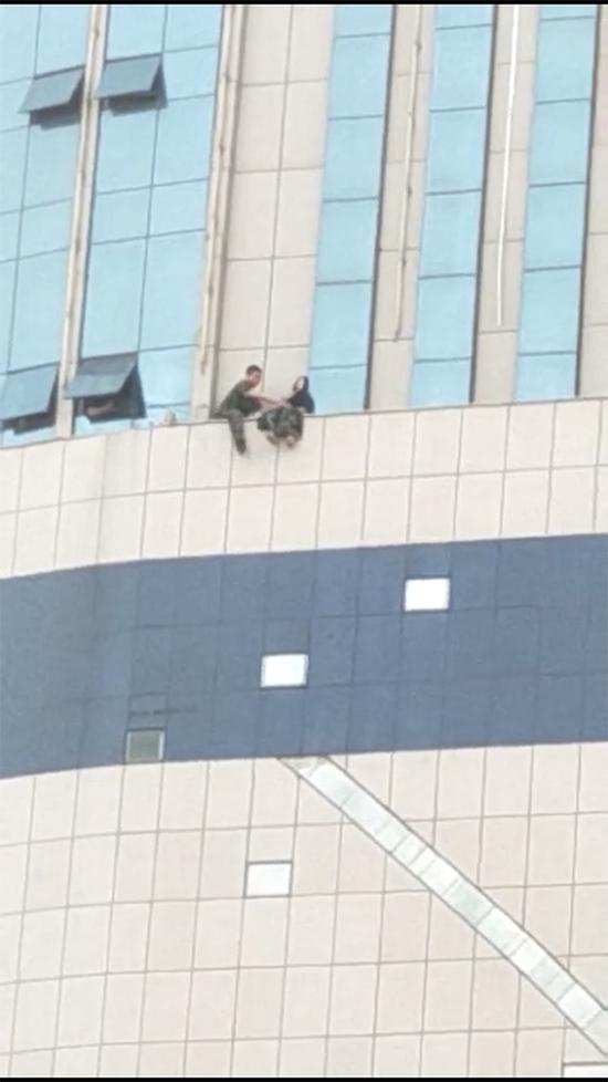 消防员试图解救李依依。 视频截图