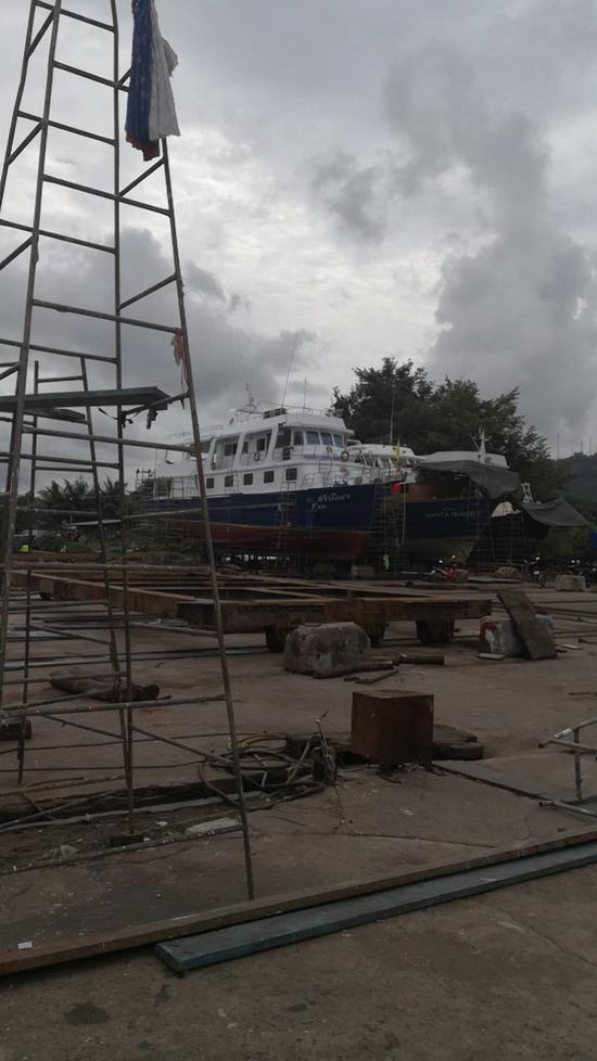 伊恩娜所指的正在接受修理的金属结构船只。