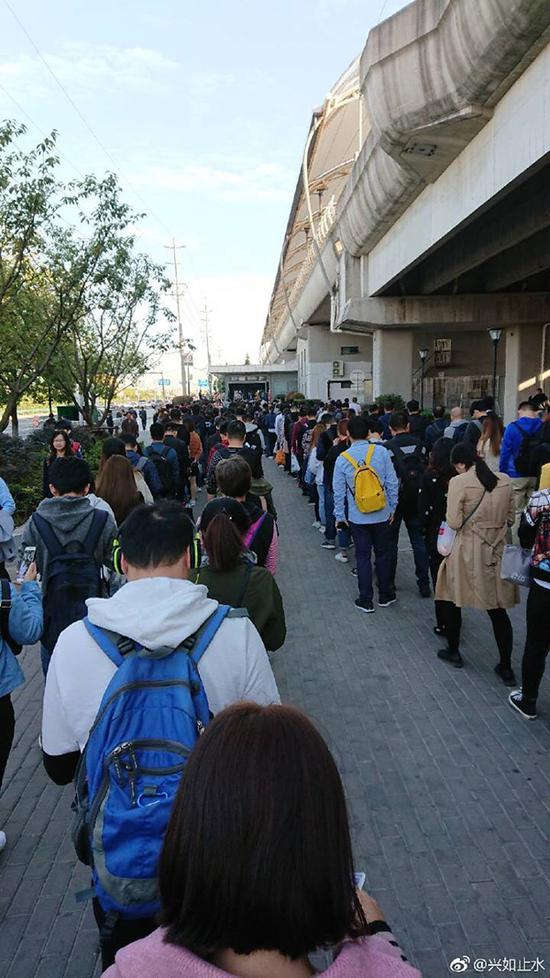 10月15日早高峰，上海浦江线突发故障，与之相接的地铁8号线沈杜公路站点外大排长龙。网友供图