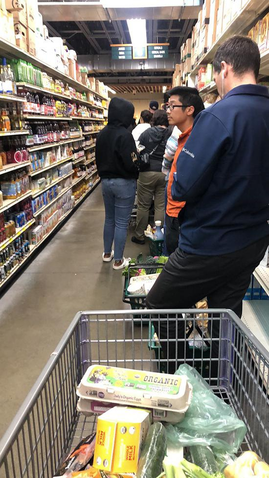 在Berkeley Bowl超市结账，队伍比平时长了很多，但大家都井然有序，礼貌友好，也不缺货物。
