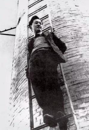 　　1937年，抗日战争爆发前数月。黄仁宇当时正就读于天津南开大学，充满着快乐与自信的神情。这是他最喜欢的照片之一，常悬挂于卧室之中。