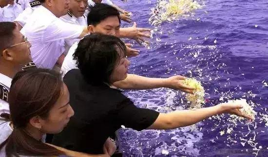 2001年4月26日，王伟妻子阮国琴在海上祭奠丈夫。图片来源：军报记者