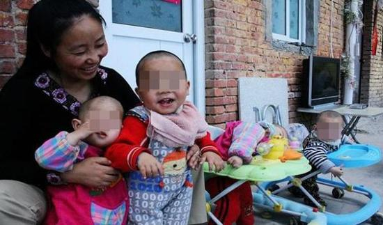 “爱心妈妈”李利娟和她收养的弃婴。 封面新闻 图