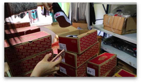 （图说：警方查获销售假冒“VANS”鞋子的现场。）