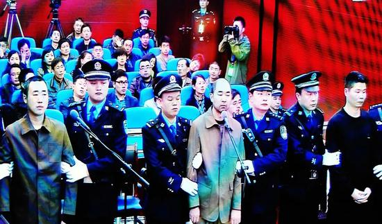 桓立柱（左）受审