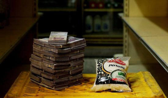 一包重达1公斤的大米，价格为250万强势玻利瓦尔（约为2.6元人民币）。