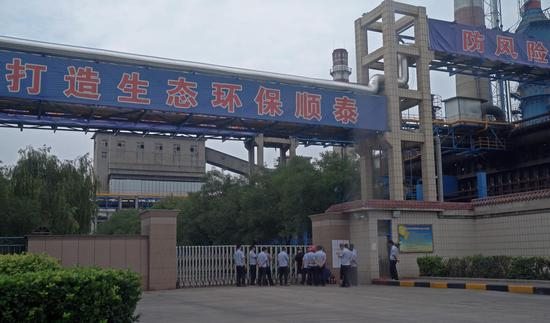 　　7月11日，顺泰实业有限公司生产区大门前，一些联合执法的人员准备进厂检查。新京报首席记者 陈杰&nbsp;摄