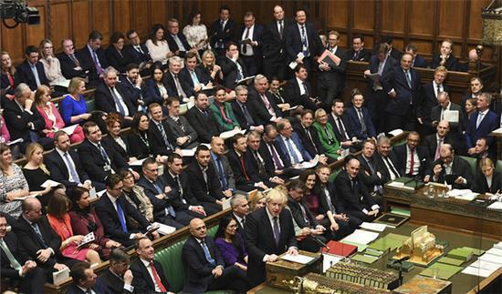 　　英国首相鲍里斯·约翰逊（前中）20日在议会下院发言后，下院投票原则同意政府将不能延长截至明年年底的“脱欧”过渡期。这意味着英国明年必将“脱欧”，争夺全球精英人才也变得迫在眉睫|新华社发