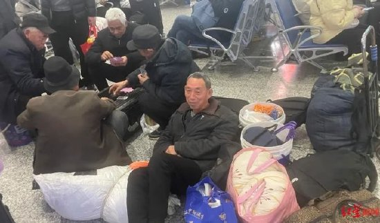 ▲洪亮和老乡们