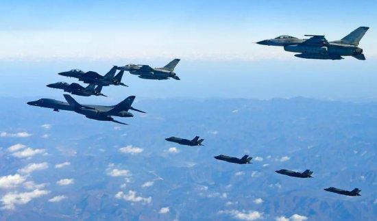 美国B-1B轰炸机与韩国空军进行联合演习。随着韩美在核威慑方面的合作增多,美国战略武器出现在朝鲜半岛的频次大幅增加。