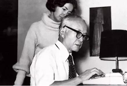 1979年，在纽普兹家中，黄仁宇与妻子格尔共同校阅手稿。 本文图片均来自“环球人物”微信公众号