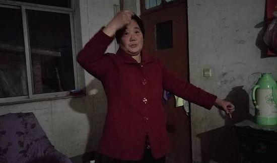 王秀娥的额头仍留有疤痕。拍摄：刘成伟