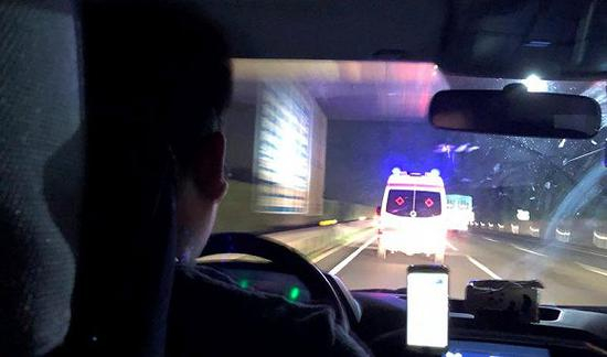 救护车载着刘爱慧的身体行驶在从泰安到济南的路上。