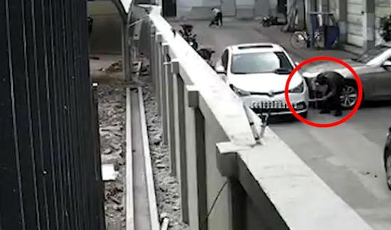 徐某拧螺丝现场。警方供图