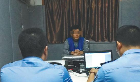 　　“五行币”传销组织创始人宋密秋接受警方审讯。此前，涉嫌组织、领导传销罪的宋密秋潜逃东南亚，于2017 年被抓捕回国。&nbsp;&nbsp;&nbsp;&nbsp;新京报资料图