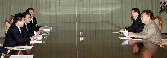 　　2007年10月3日，朝鲜平壤，时任朝鲜领导人金正日（左一）与时任韩国总统卢武铉（右一）举行会谈。